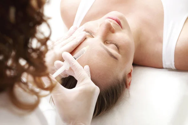 Cuidado facial de la piel. Mesoterapia con aguja. Tratamiento rejuvenecedor, inyección de arrugas y piel . — Foto de Stock