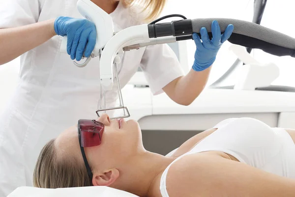 Laserové odstranění vlasů. Žena v kosmetické klinice během odstranění kníru. — Stock fotografie