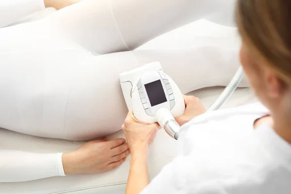 Endermologie, vacuümmassage met het hoofd. Slimming behandeling voor dijen — Stockfoto