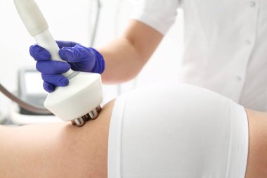 Selülit ve yağ azaltımı. Bir kadın radyo dalgalı bir kafa kullanarak zayıflatma prosedüründe.