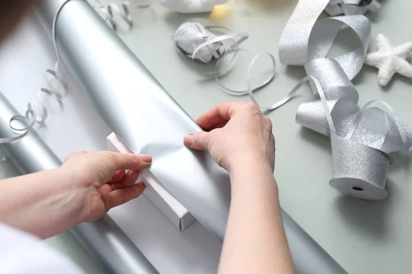 Regali Natale Una Donna Avvolge Regalo Sotto Albero Natale Carta — Foto Stock