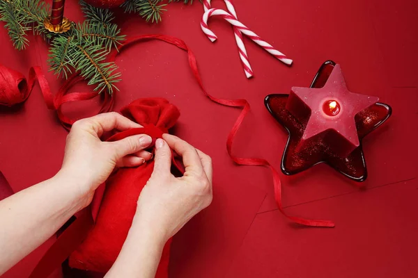 Regalo Navidad Mujer Envuelve Regalo Bajo Árbol Navidad Composición Navidad —  Fotos de Stock