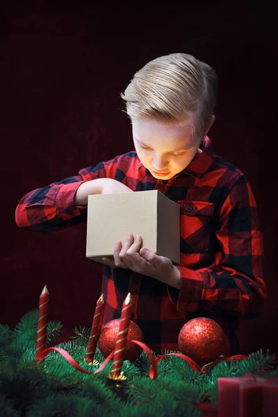 Christmas Surprise Happy Child Unpacks Present — Stock Photo, Image