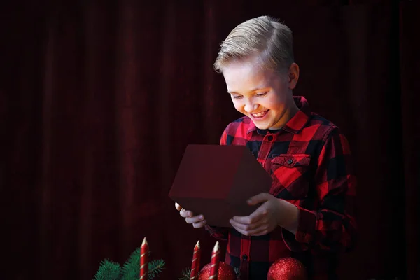 Cadeau Noël Souriant Enfant Heureux Avec Cadeau Noël — Photo