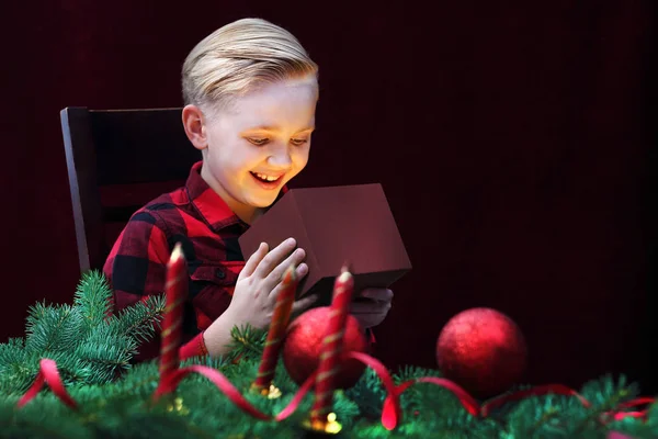 Świąteczny Prezent Mikołaja Uśmiechnięty Chłopczyk Prezentem — Zdjęcie stockowe