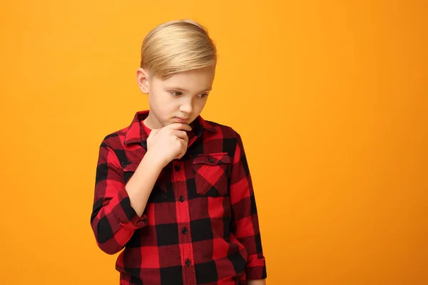 Niño Joven Enfocado Pensativo Emociones Infantiles Niño Guapo Sonriente Caucásico —  Fotos de Stock