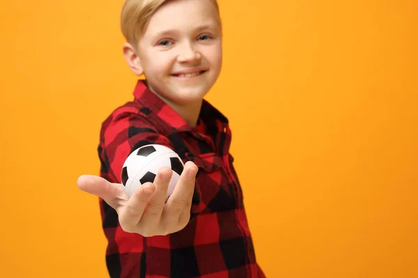 Voetbal Lachend Kind Met Bal Prachtige Glimlachende Blanke Jongen Het — Stockfoto