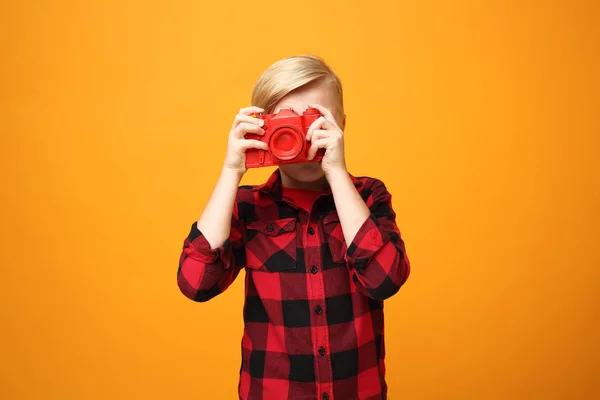 Kleiner Junge Der Mit Einer Roten Kamera Spielt Junger Gutaussehender — Stockfoto