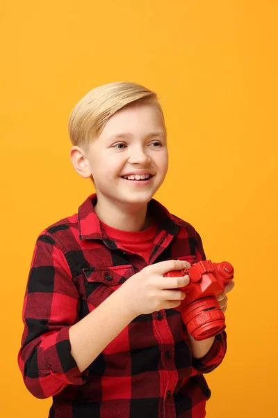 Divertido Niño Juega Con Juguete Joven Guapo Sonriente Chico Caucásico — Foto de Stock