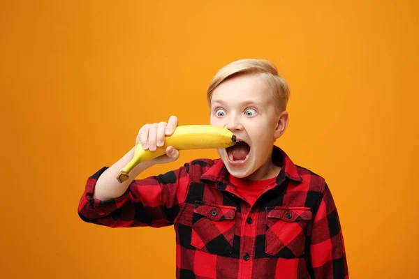 Chico Está Comiendo Plátano Dieta Saludable Niño Hermoso Niño Caucásico — Foto de Stock