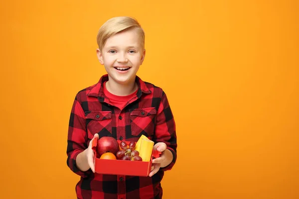 Okul Beslenme Çantası Okulda Meyve Yemeği Sarı Arka Planda Kırmızı — Stok fotoğraf