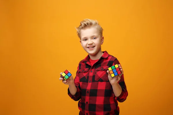 Jonge Jongen Die Met Een Speeltje Speelt Jonge Knappe Glimlachende — Stockfoto