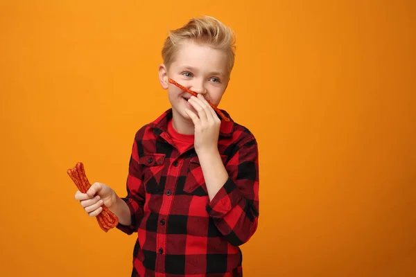 Niño Feliz Con Salchichas Finas Secas Cerdo Hermoso Niño Caucásico —  Fotos de Stock