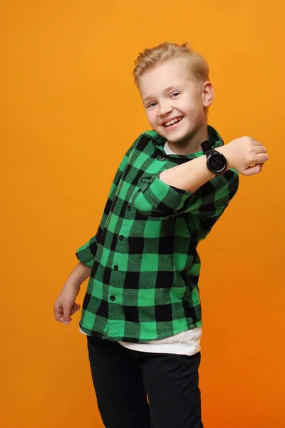 Niño Feliz Con Smartwatch Niño Está Hablando Watch Beautiful Sonriente —  Fotos de Stock