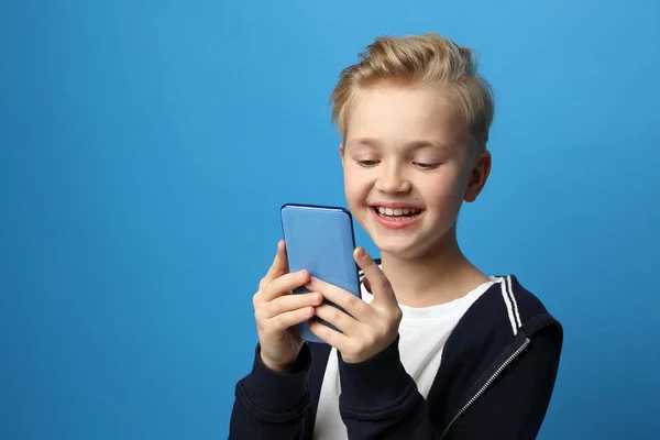 Smartphoneplezier Een Jonge Jongen Die Met Een Smartphone Speelt Portret — Stockfoto