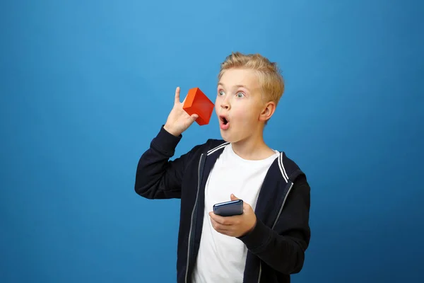 Niño Escucha Música Desde Altavoz Teléfono Retrato Niño Sobre Fondo — Foto de Stock