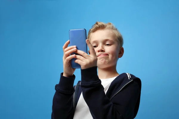 Een Jonge Jongen Die Met Een Smartphone Speelt Portret Van — Stockfoto