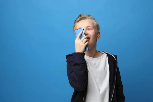 Enfant Parlant Sur Smartphone Moderne Portrait Enfant Sur Fond Bleu — Photo