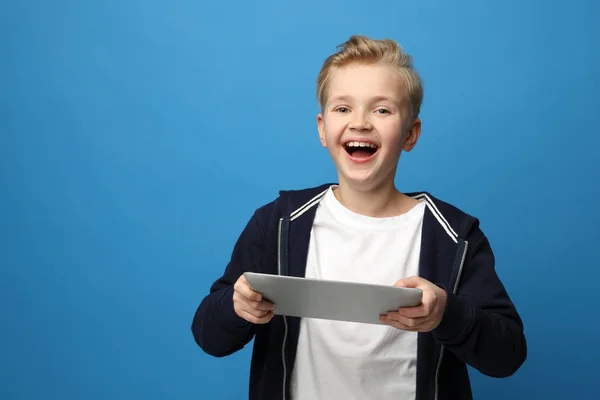 Verrast Gezicht Van Het Kind Emoties Verbaasde Jongen Kijkt Tablet — Stockfoto