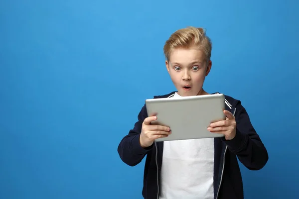 Een Kind Met Een Tablet Glimlachende Jongen Met Een Tafel — Stockfoto