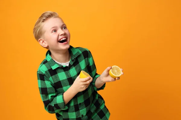 Saures Gesicht Fröhlicher Gesichtsausdruck Der Junge Beißt Eine Zitrone Ausdruck — Stockfoto