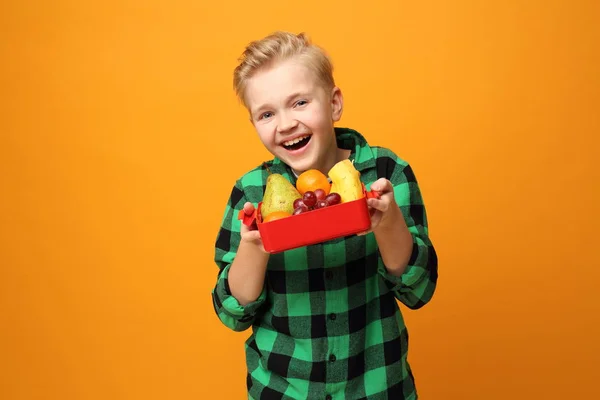 Okul Kahvaltısı Çocuğun Sağlıklı Meyve Diyeti Geniş Gülümsemeli Çocuk Duygularını — Stok fotoğraf