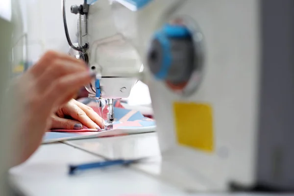 縫い代はミシンで服を縫う シームレスはオーバーロックにかかります 服工場で働く女性 — ストック写真