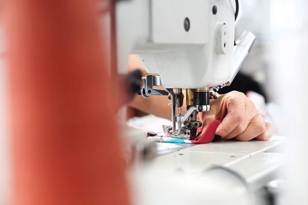 Sewing Machin Seamstress Sews Overlock Woman Works Clothing Factory — Stok Foto