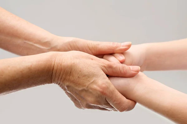 Oude Jonge Handen Houden Een Gebaar Van Zorg Vast — Stockfoto