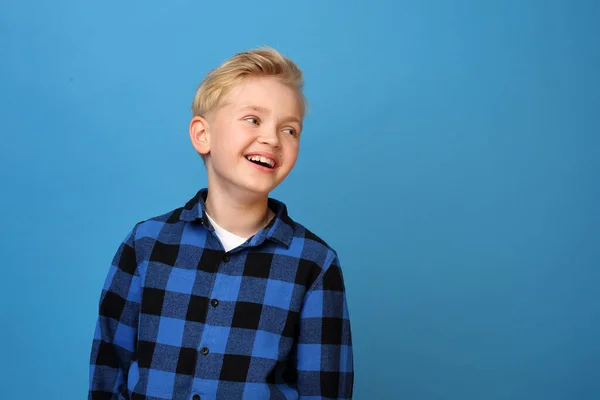 Gelukkige Lachende Jongen Een Blauwe Achtergrond Drukt Emoties Uit Door — Stockfoto