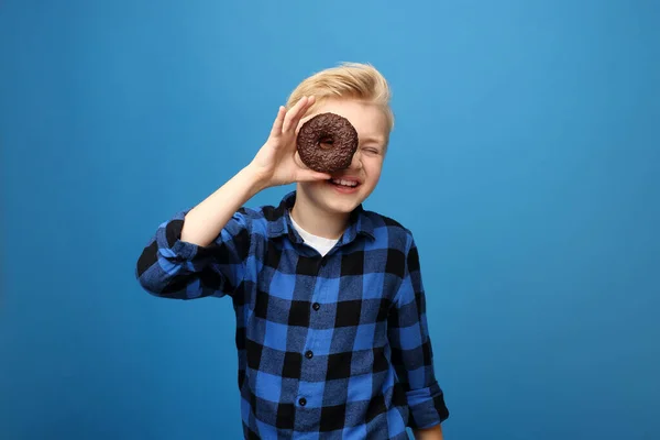 Niño Come Donut Con Chocolate Chico Alegre Comiendo Postre Dulce — Foto de Stock