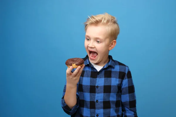 Glada Pojke Äter Söt Dessert Leende Pojke Blå Bakgrund — Stockfoto