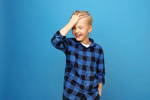 Gelukkige Lachende Jongen Een Blauwe Achtergrond Drukt Emoties Uit Door — Stockfoto