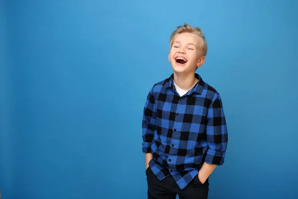 Uśmiech Szczęśliwy Uśmiechnięty Chłopiec Niebieskim Tle Wyraża Emocje Poprzez Gesty — Zdjęcie stockowe