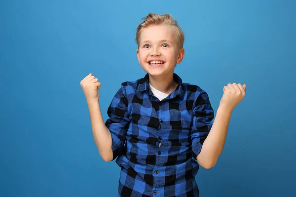 Vrolijke Jongen Gelukkige Lachende Jongen Een Blauwe Achtergrond Drukt Emoties — Stockfoto