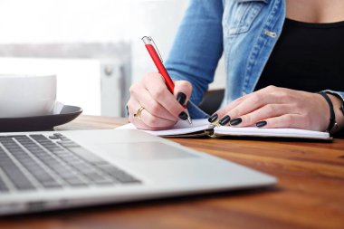 Takım çalışması. Kadın ve adam bilgisayarda birlikte çalışıyorlar..