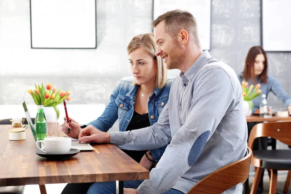 Escritório Equipa Trabalha Num Café Mulher Homem Trabalham Juntos Computador — Fotografia de Stock