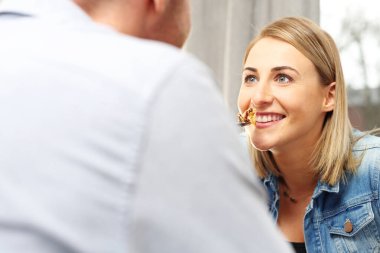 Bir çift kahve. Bir kafede buluşan kadın ve erkek. Gerçek hayat..