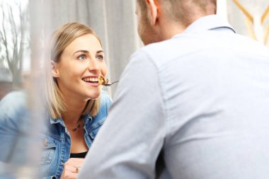 Bir kafede buluşuyoruz, gençler kahve içerken sohbet ediyorlar. Bir kafede buluşan kadın ve erkek. Gerçek hayat..