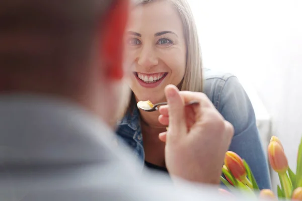 Randkę Miłości Szczęśliwi Młodzi Ludzie Podczas Randki Restauracji — Zdjęcie stockowe