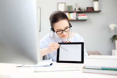 Okul hatta. Öğretmen dersi internetten yönetiyor..