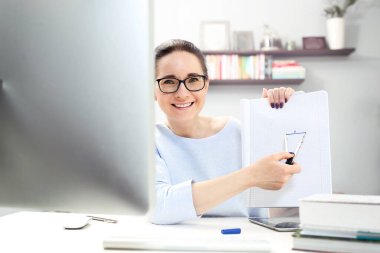 E-öğrenme. Öğretmen dersi internet üzerinden yürütüyor..