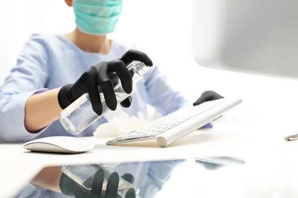 Desinfección Del Teclado Computadora Desinfección Del Equipo Oficina Protección Contra — Foto de Stock