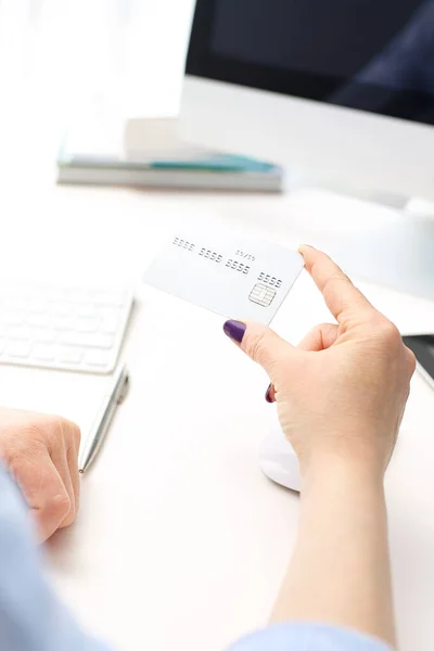 Transferencia Bancaria Línea Mujer Paga Con Una Tarjeta Pago Online — Foto de Stock