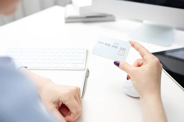 Card Betaling Voor Online Aankopen Een Vrouw Koopt Een Online — Stockfoto
