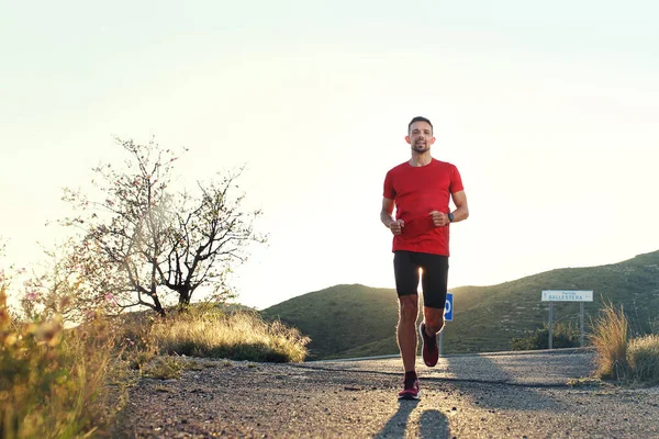 Rennen Een Man Sportkleding Loopt Langs Het Bergpad — Stockfoto