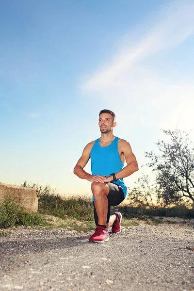 Entrenamiento Aire Libre Hombre Traje Deportivo Realiza Ejercicios Estiramiento — Foto de Stock