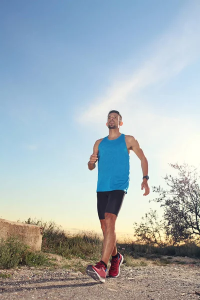 运动步态 一个穿运动服的男人沿着山路跑 — 图库照片