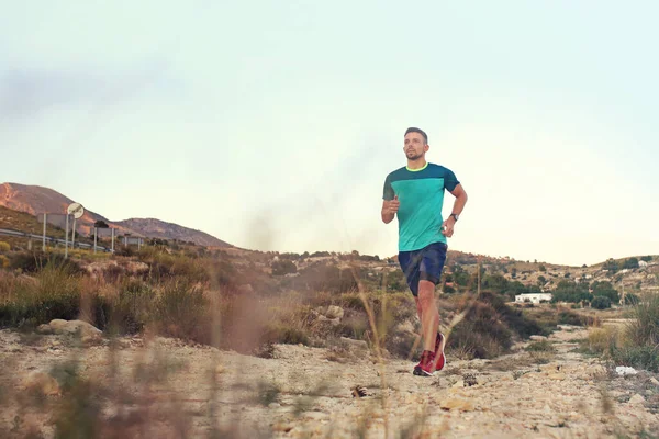 Joggen Een Man Sportkleding Loopt Langs Het Bergpad — Stockfoto