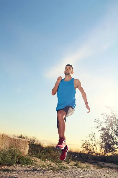 Corriendo Hombre Traje Deportivo Corre Largo Del Sendero Montaña —  Fotos de Stock